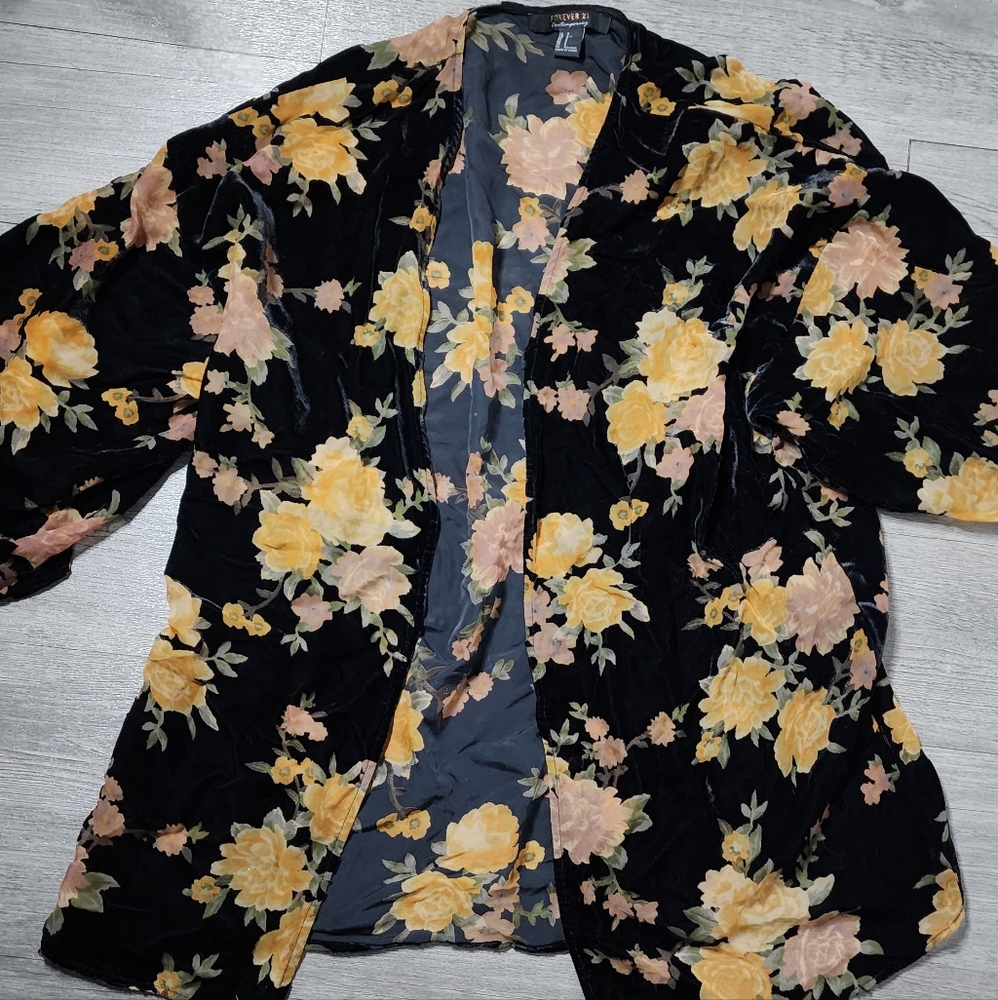 Forever 21 Black Velvet Rose Kimono Cardigan Size Medium Grunge 90s Y2K